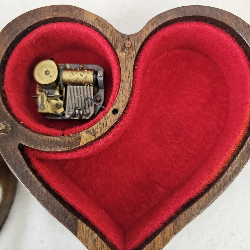 Beautiful Vintage Wooden Heart Shaped Musical Jewelry Box Plays Music